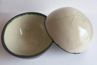 03493 2 halve Bollen met Sgraffito 
geglazuurd