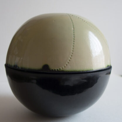 03493 2 halve Bollen met Sgraffito 
geglazuurd